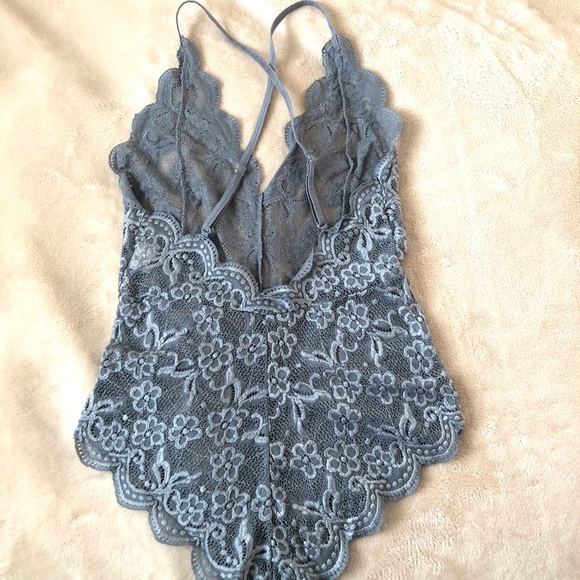 Lace Sleeveless Cami Bodysuit in Silver color size Small - Picture 4 of 10